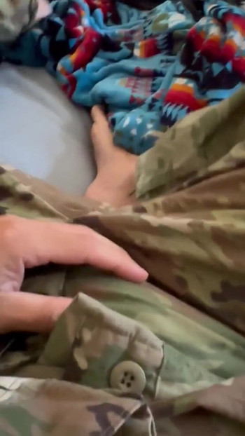 Kultni trenutak iz filma "Napaljeni vojnik dobiva tvrdi kurac i trlja se u uniformi"