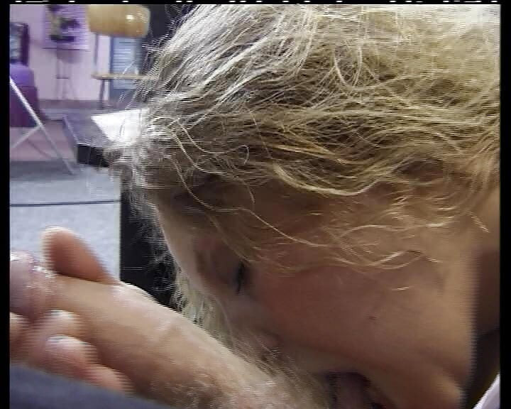 Schau zu, wie dieses deutsche schätzchen beim casting mit ihrer muschi spielt