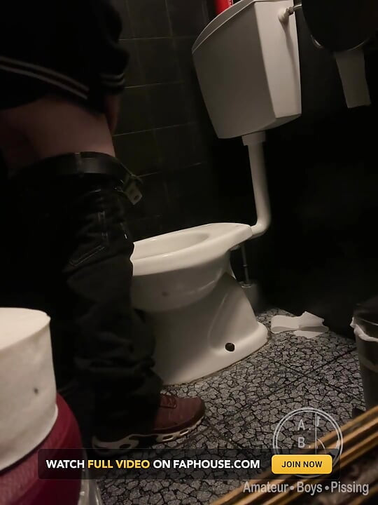 Chico Heterosexual Amateur Atrapado Haciendo Pis En Un Baño De Bar