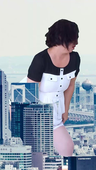 Wow! Gigantyczna dama bez majtek spaceruje po mieście. Jest tak wysoka jak King Kong! Niesamowity pokaz gigantki! 2
