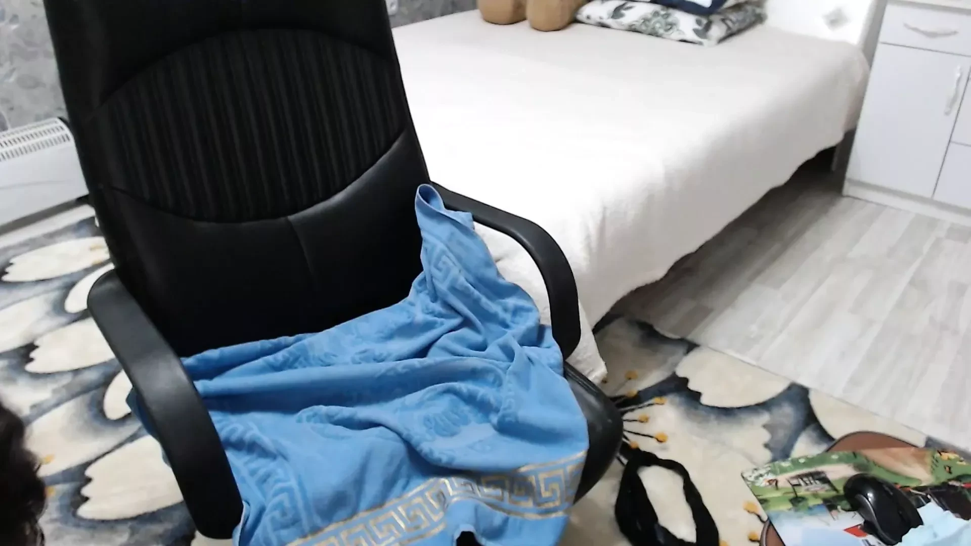 Pěkná žena hladí svou kundičku před kamerou