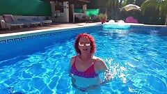 只是我，穿着比基尼，在西班牙度假的游泳池里嬉戏