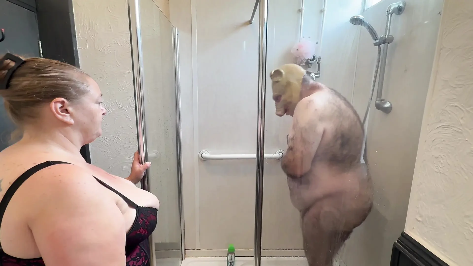 Domina Satana en Satana's varkentje onder de douche.