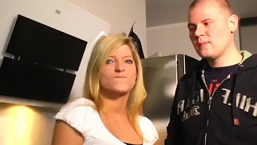 Mereka bertemu di jalan raya dan bertukar istri