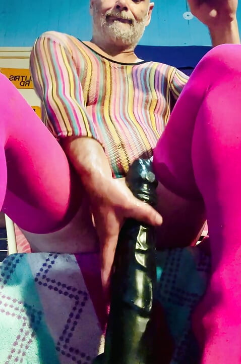 Crossdresser fel-le ugrál egy nagy játékban