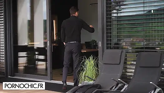 Çift evde bir misafire hoş geldin diyor