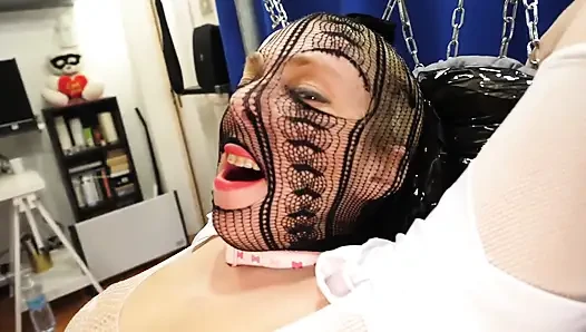 Kika ve ziliam lezbo bdsm: ziliam kika'yı küçük itaatkar bir domuzcuk gibi sikiyor.