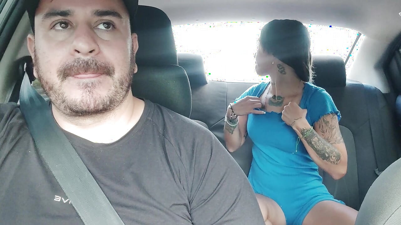 Slatka mršava djevojka presvlači se u taksiju