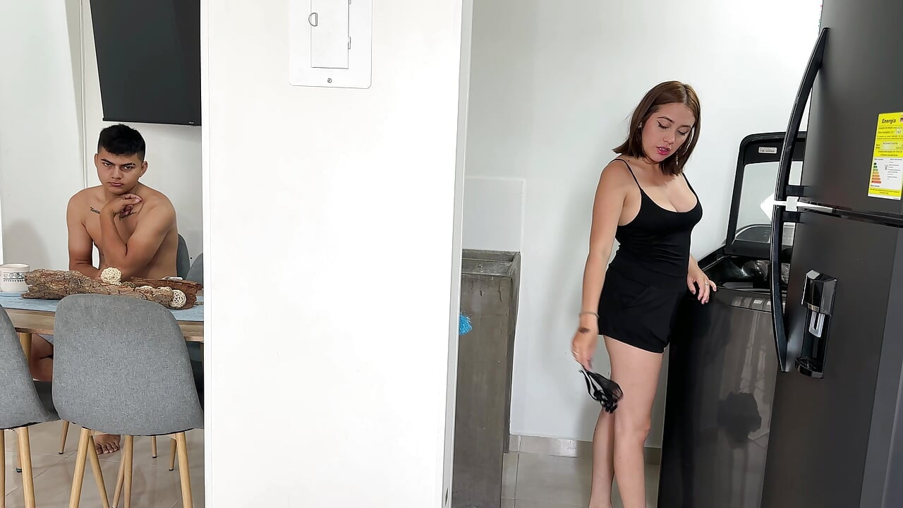나는 바닥에 팬티를 던졌고 의붓 형제는 나를 붙잡고 내 보지를 파괴한 것을 알게 된 후 의심하지 않고 내 옆에 냄새를 맡았다.