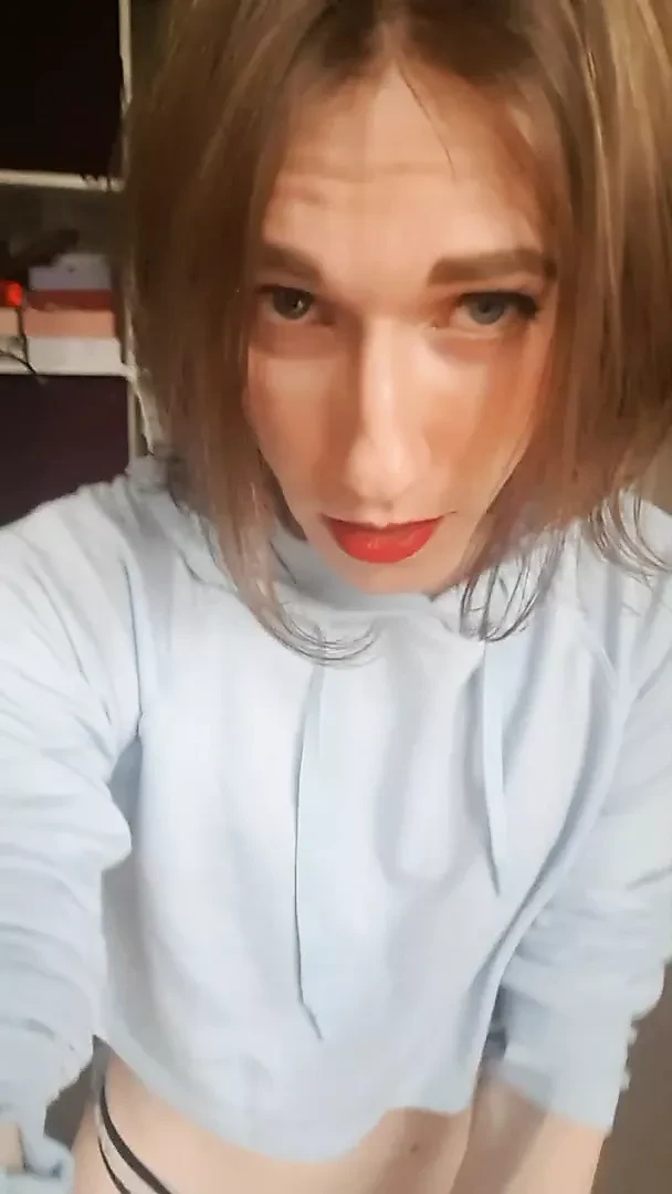Nikki cavalca il suo dildo rosa