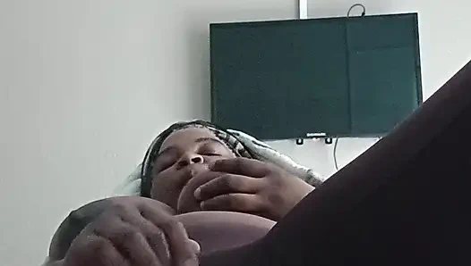 Одинокая дама с большими сиськами