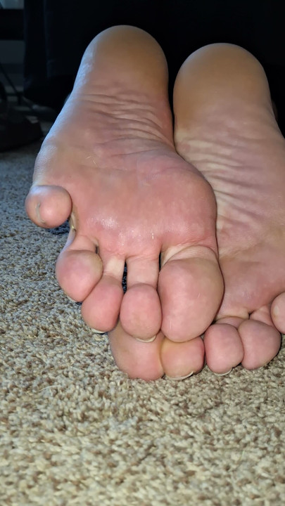 Dump you thick load all over my soles