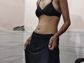 Черное новое платье, горячая Begum, выглядит очень сексуально и трахает пальцами в дырке в заднице крупным планом, показывает киску раком
