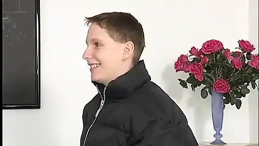 Kurze haare, brünette mit dicken möpsen bläst großen schwanz