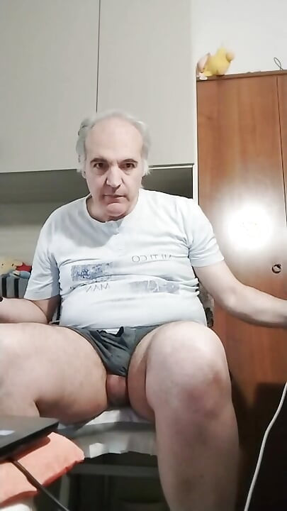 Pornoshow online met handwerk en plas in de fles