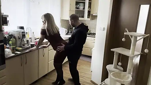 Die heiße ehefrau bestellte wieder pizza, fickte ihn hart und stahl sein geld