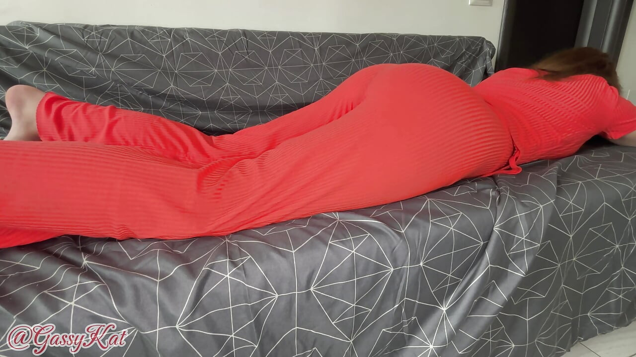 Kanepede seksi kırmızı kıyafetli osuruk fırtınası