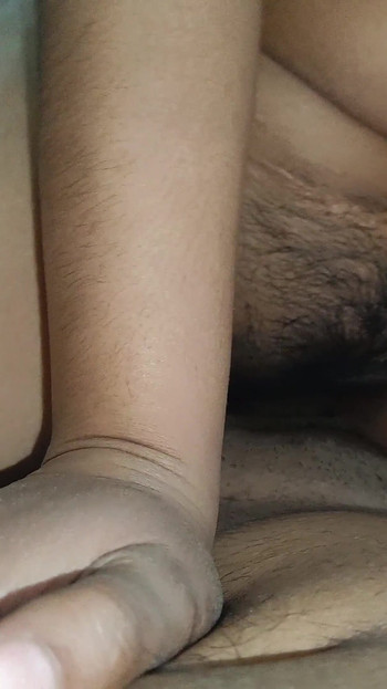 Tante seksi india lagi asik nyepong kontol budak seksnya pakai mms