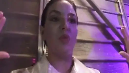 Baştan çıkarıcı esmer orta yaşlı seksi kadın vahşi sert sikişte büyük zenci yarağını alıyor