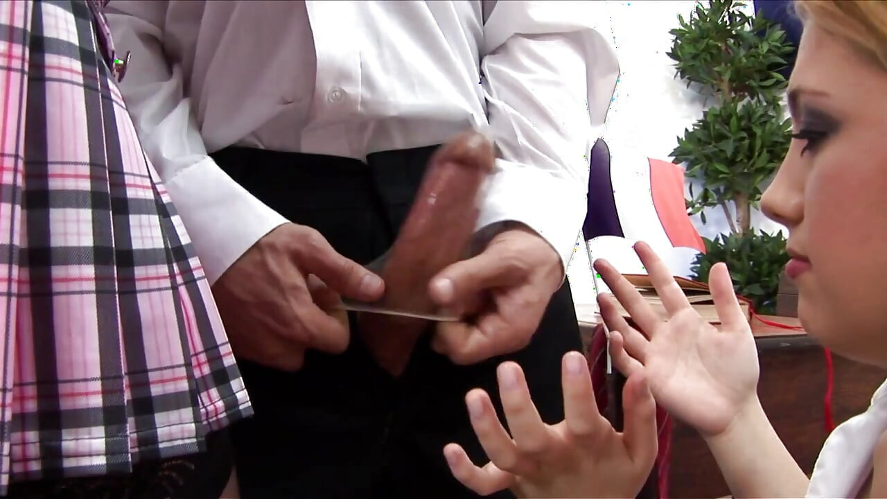 Follando trio con chica caliente en las clases nocturnas