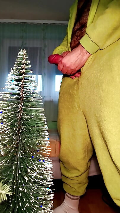 Big Dick Grinch cumming a lot