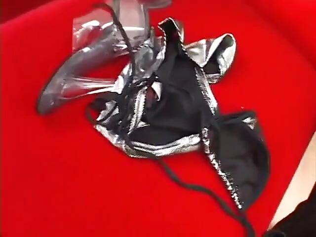 火辣黑髮女可以同時處理兩根硬