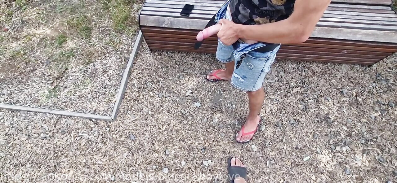 หนุ่มออกสาวสุ่มชักควยฉันและกินน้ําเงี่ยนของฉันในสวนสาธารณะ