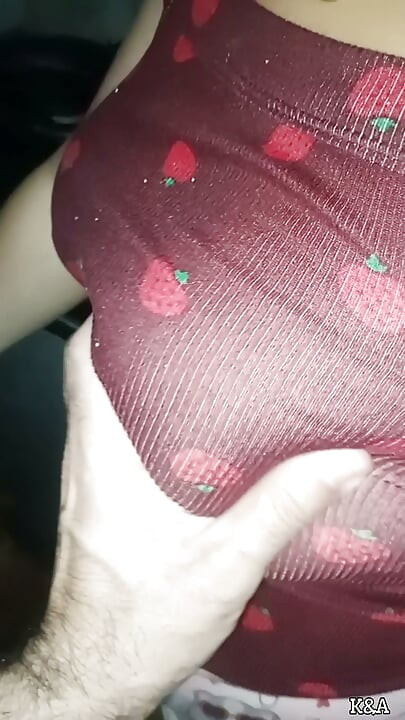Küçük şortuyla yemek yapan karım ve ona sürpriz yaparak dokunup büyük doğal göğüslerini emiyorum