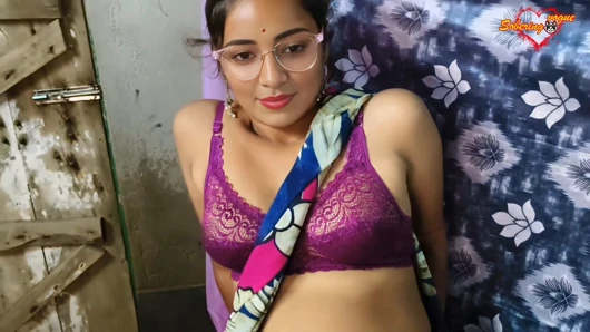 Hintli köylü bhabhi'nin tatlı seksi bakışları ve büyük eniştesiyle çok sert seks.