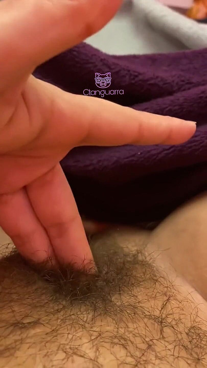 Ctanguarra在玩弄她阴户的毛发时变得饥渴