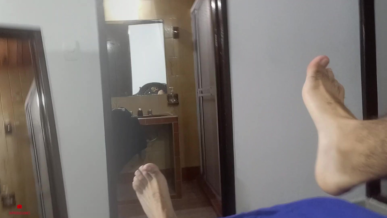 無邪気な顔をした義理の妹は、私に素晴らしいオーラルをさせてほしいと頼みます