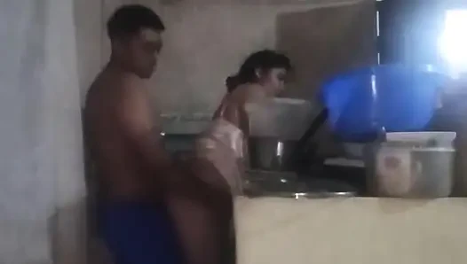 Bosku datang ke dapur untuk ngentot aku habis-habisan, aku sange banget!