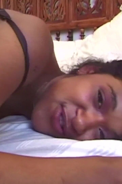 Crna cura raširi noge i guzicu za ogroman kurac koji se uvlači i guta spermu