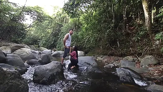 TEIL EINS: Ich liebe es, mich mit der Natur zu verbinden, spazieren zu gehen und VERDAMMT... ICH LIEBE ES, ZU SAUGEN UND VIEL MILCH ZU BEKOMMEN