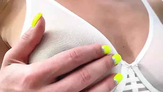 Красивую миниатюрную крошку пригласили на виллу, чтобы жестко трахнуть ее задницу (видео от первого лица)