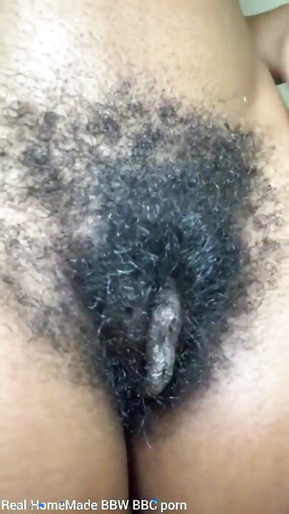 Aku lagi asik ngusap memek berbuluku pakai vibrator sampai muncrat