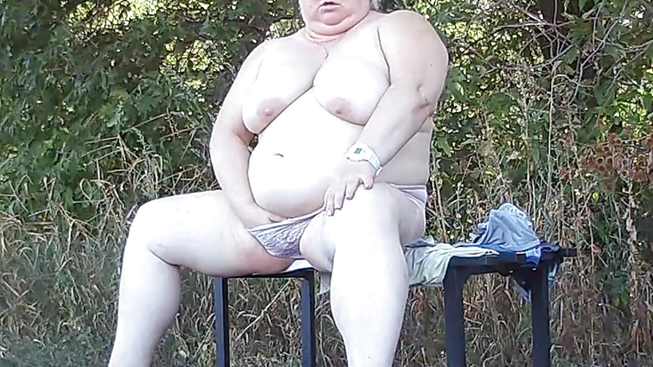 Prijatelj u parku se skida i na klupi