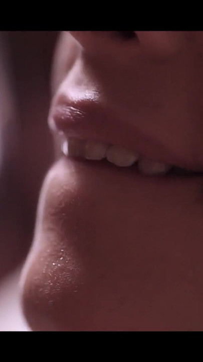 Momento ingminante da "RAGAZZA LESBO GEME MENTRE L'AMANTE LECCA LA SUA FIGA RASATA"