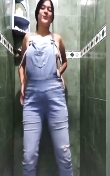 Mulher colombiana se masturba no banheiro real