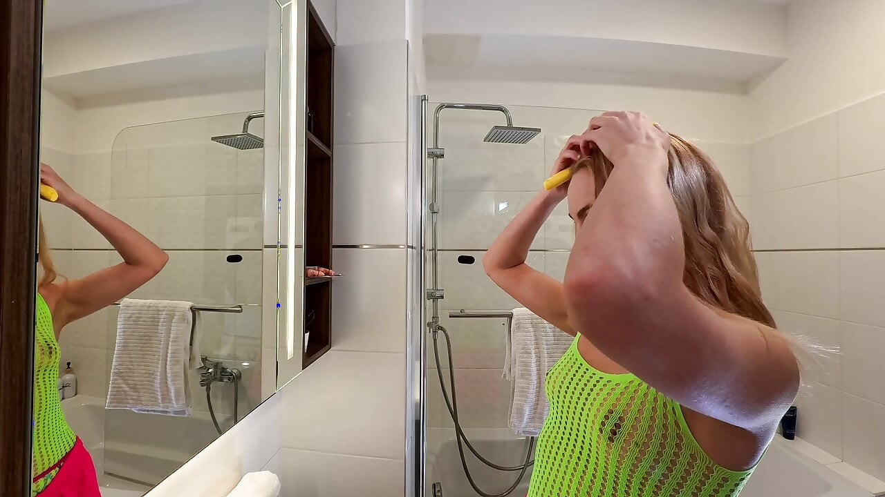 EDM 뮤직 페스티벌에서 온 Raver girl은 털이 무성한 보지와 벌거벗은 엉덩이를 벗어 섹시한 옷을 갈아입습니다.