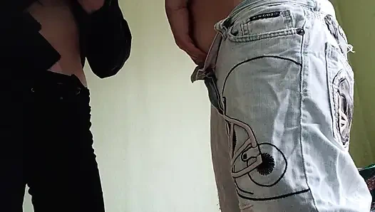Dua pacar masturbasi dan muncrat di balik celana jins