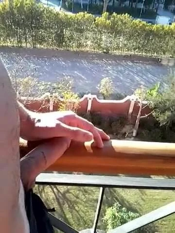 Im Urlaub auf dem Balkon gewichst