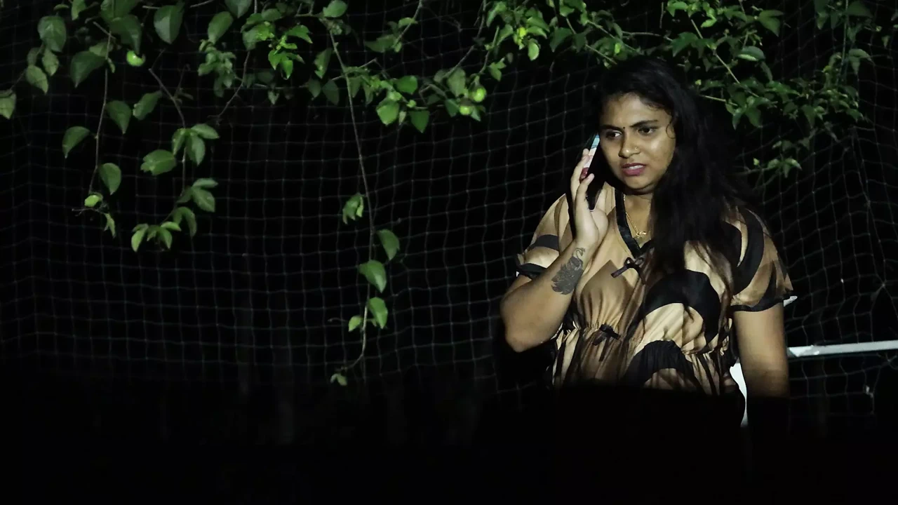 和女朋友在露台晚上做爱，而她的父母不在家，她给她的男朋友打电话，在露台上做粗暴性爱