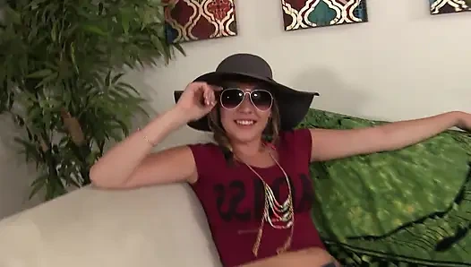 Blonder schätzchenarsch weit gedehnt von pulsierendem schwanz