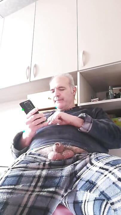 Un long dimanche à me branler et à pisser dans la bouteille en plastique vide