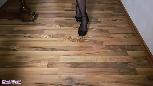 Ahşap zemine yüksek topuk tıklıyor - yavaş yürüyen topuk sesi asmr