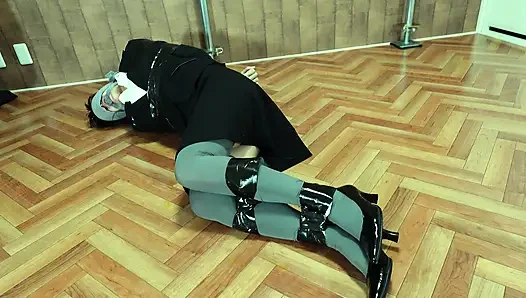 Целевую офисную женщину связали скотчем