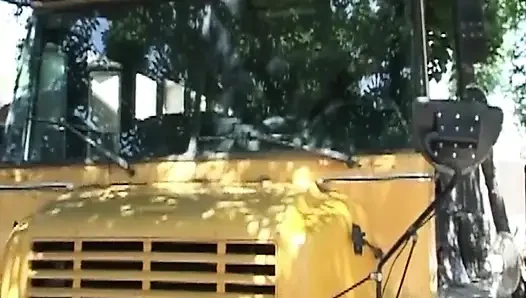 Olgun esmer vahşi yolculukta zonklayan yarakla genişliyor