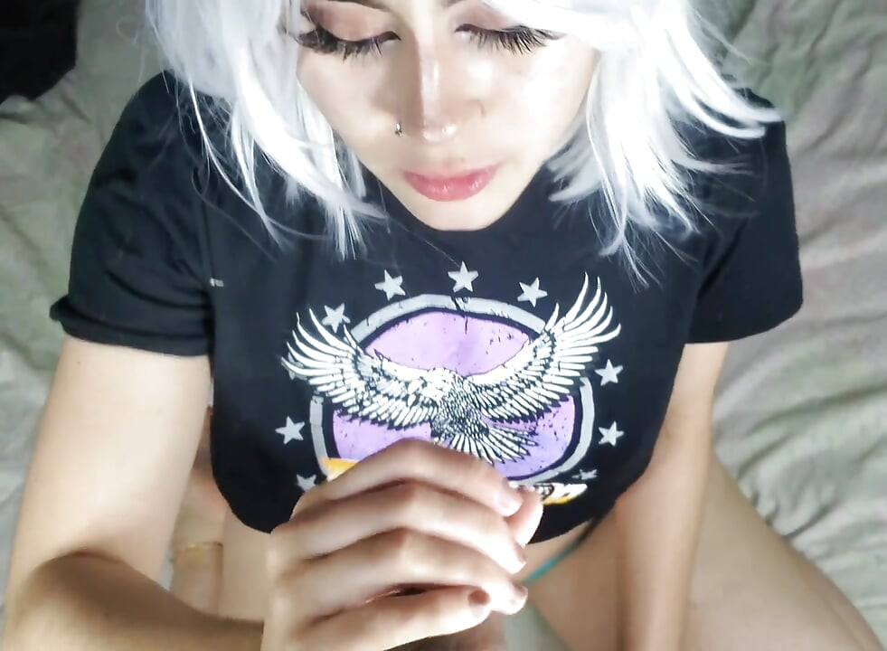 I Invited the Neighbor to My House and He Made Me Suck His Thick Cock, Finishing in My Pretty Mouth