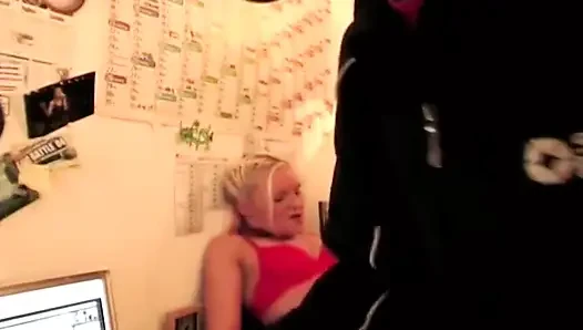 Ahegao блондинка лижет пульсирующий член, текущая слюна